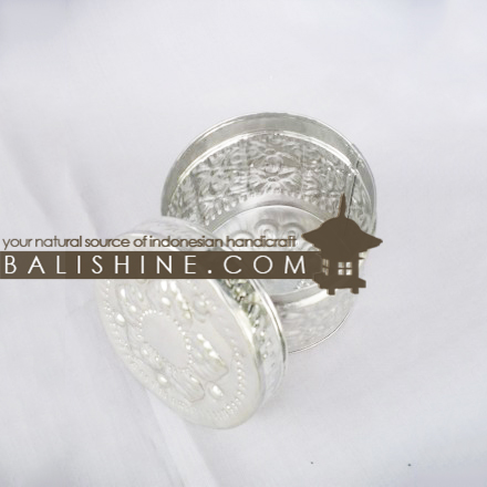 Balishine: Your natural source of indonesian handicraft presents in its Home Decor collection the Aluminium Box:12ABB46157:This box is produced in Bali made from aluminium.  Same as picture