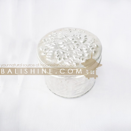 Balishine: Your natural source of indonesian handicraft presents in its Home Decor collection the Aluminium Box:12ABB46159:This box is produced in Bali made from aluminium.  Same as picture