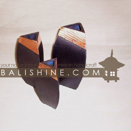 Balishine: Your natural source of indonesian handicraft presents in its Home Decor collection the Copper Vase:12JAS53466:This original vase is produced in Bali made from copper.  Grey and natural color
