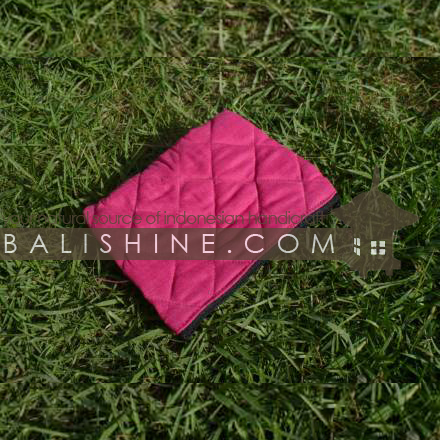 Balishine: Your natural source of indonesian handicraft presents in its Various collection the Purse:420DES5022:This purse is a handicraft of Bali made from textile with zip. Lot of choice of textile, contact us.  Lot of choice of textile and color, contact us.