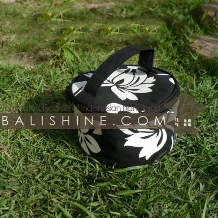 Balishine: Your natural source of indonesian handicraft presents in its Various collection the Vanity Bag:420MKN5020:This vanity bag is a handicraft of Bali made from textile with zip. Lot of choice of textile, contact us.  Lot of choice of textile and color, contact us.