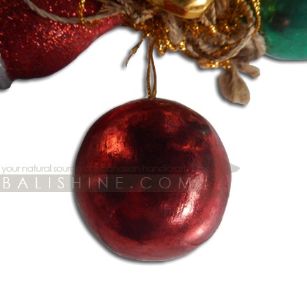 Balishine: Your natural source of indonesian handicraft presents in its Various collection the Red Hanging Decoration Ball:413RAT7941:This hanging christmas decoration ball is produced in Bali and made from natural albasia wood.   Other color possible.