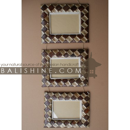 Balishine: Your natural source of indonesian handicraft presents in its Various collection the Photo Frame:45PGU196145:This photos frame  is produced in Bali made from 7 different  exotic leaf. It' for 3 pictures.  